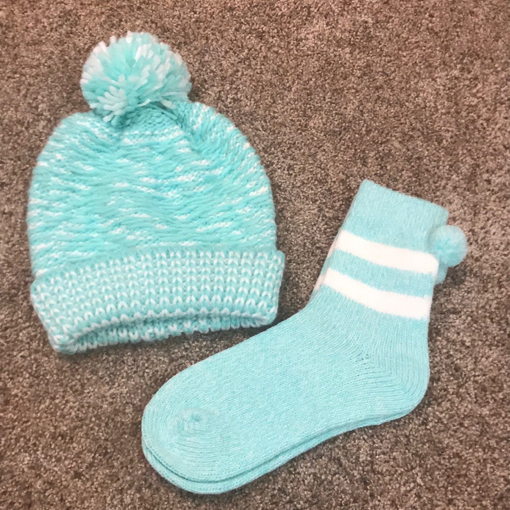 NEW women’s winter hat and socks H179
